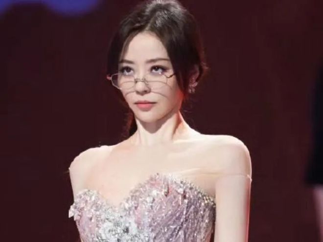 味道了可御可纯、可爱可欲完全被迷住！j9九游会网站入口张靓颖戴眼镜太有(图1)